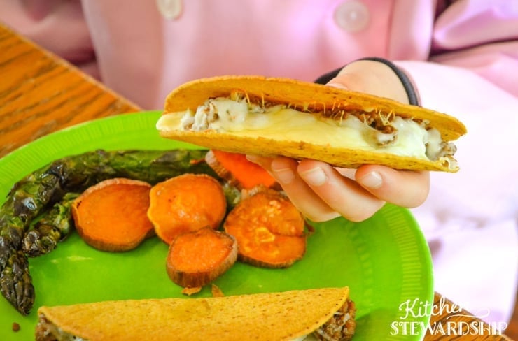 I do advise letting them cool a bit before serving to small children. After cooling, sheet pan tacos make great finger food. Sheet pan tacos with vegetables